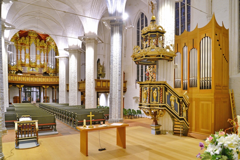 Bild des Krichenschiffs inkusive des Altars und der Orgeln St. Cosmae et Damiani in Stade